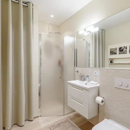 Apartment Center, Studio, 514 *
